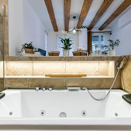 Jacuzzi/cathedrale شقة *